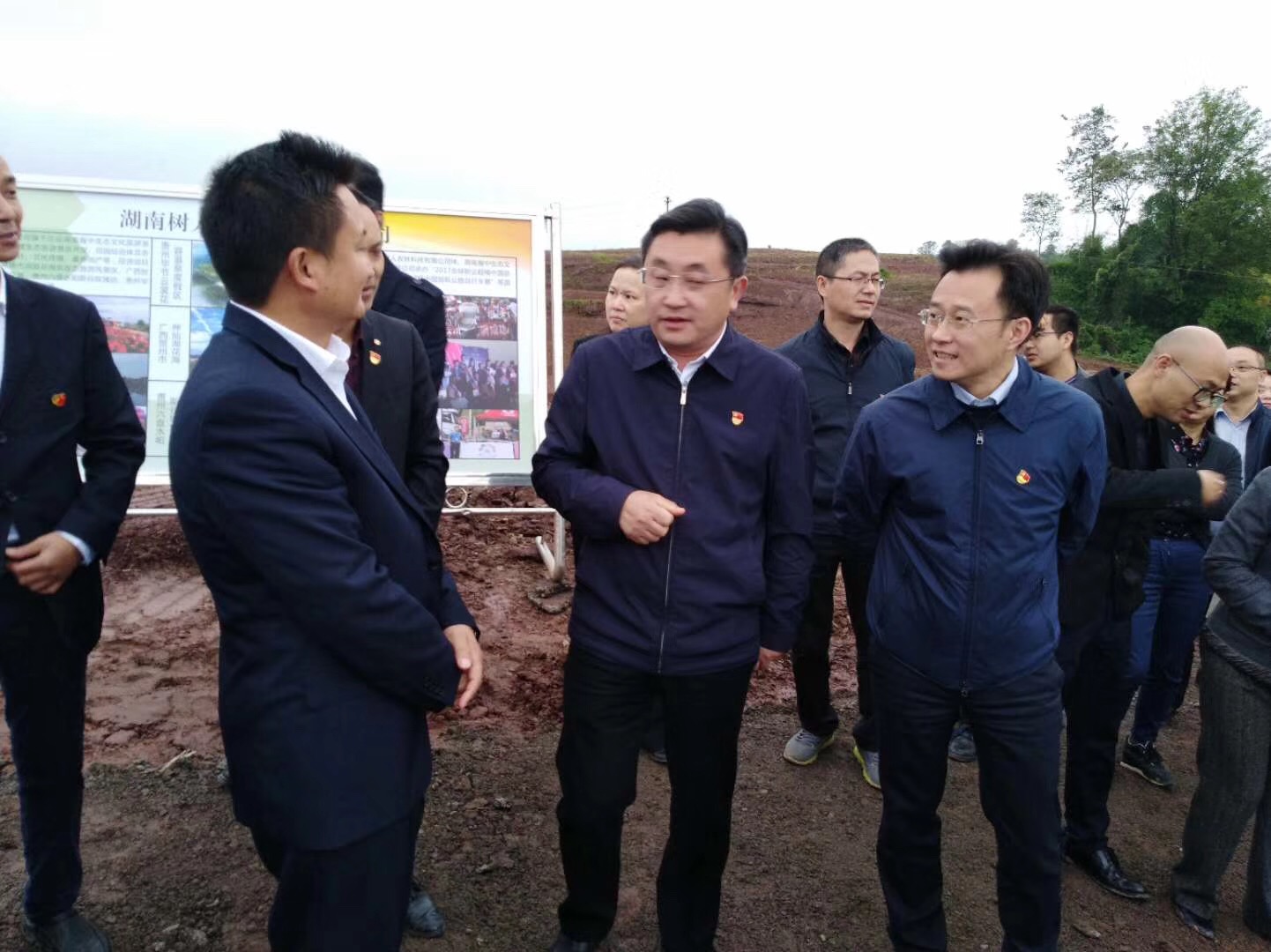 熱(rè)烈歡迎隆昌市(shì)委、政府領導莅臨隆昌樹(shù)人(rén)公司基地(dì)視(shì)察指導工(gōng)作(zuò)